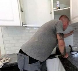 укладка фартука из плитки на кухне Пермь