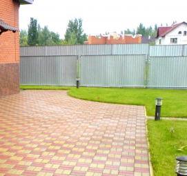 Укладка тротуарной плитки на участке Пермь