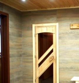 Входная дверь в баню Пермь