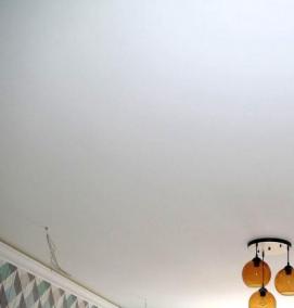 Бело персиковый натяжной потолок - вариант 4