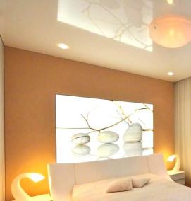 Бело персиковый натяжной потолок - вариант 3