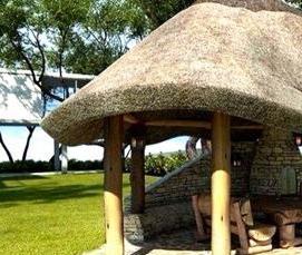 Беседка из стволов деревьев - модель 4