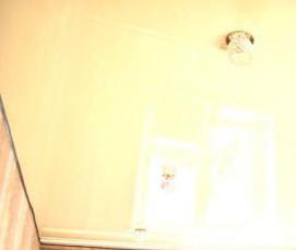 Бежевый глянцевый натяжной потолок - вариант 1