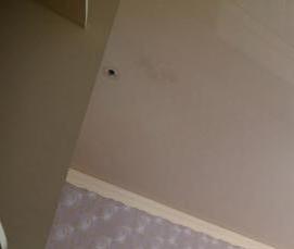 Бежевый глянцевый натяжной потолок - вариант 4