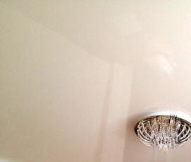 Бежевый глянцевый натяжной потолок - вариант 2