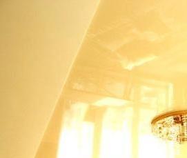 Бежевый матовый натяжной потолок - вариант 1