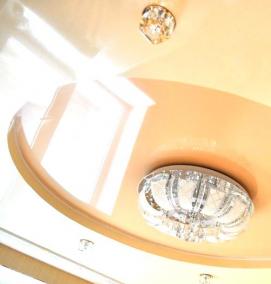 Бежевый натяжной потолок - модель 2