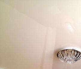 Бежевый сатиновый натяжной потолок - модель 1