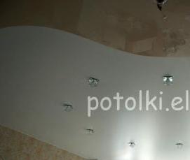 Бежевый сатиновый натяжной потолок - модель 4