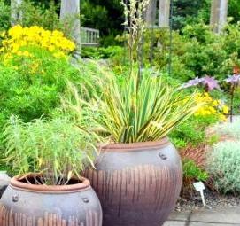 Большие вазоны для сада - вариант 3