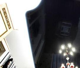 черно белый глянцевый натяжной потолок - вариант 1