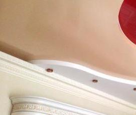 цветной двухуровневый натяжной потолок - вариант 2