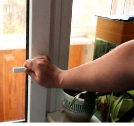 Дверь балконная коричневая пластиковая - вариант 3