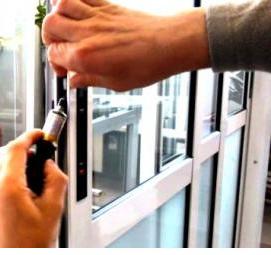 Дверь балконная коричневая пластиковая - вариант 2