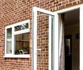 Дверь пластиковая входная уличная утепленная со стеклом - тип 1