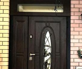 Двойные входные двери для загородного дома - модель 2