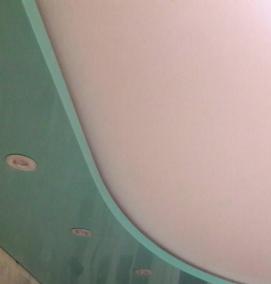 Двухуровневый глянцевый натяжной потолок - модель 4