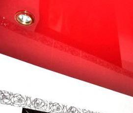 Глянцевые красные натяжные потолки - модель 1