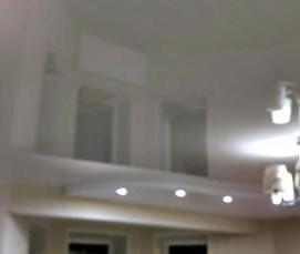 Глянцевые натяжные потолки недорогие - модель 1