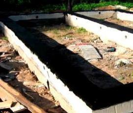 Горизонтальная гидроизоляция фундамента рулонными материалами - модель 2