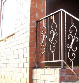 Кованые перила для крыльца частного дома - тип 2