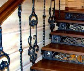 Кованые перила с деревянными поручнями - вариант 1