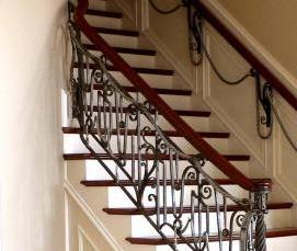 Кованые перила с деревянными поручнями - вариант 4