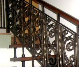 Кованые перила с деревянными поручнями - вариант 2