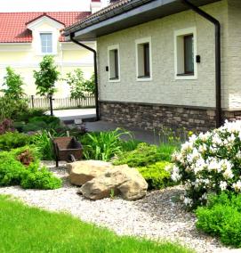 Ландшафтный дизайн возле забора - модель 4