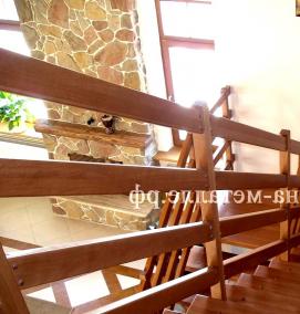 Лестничные перила из дерева - модель 2