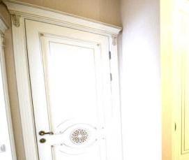 Межкомнатные двери белая патина с золотом - вариант 3