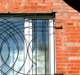 Монтаж металлических решеток окна - модель 2