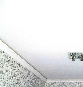 Натяжной потолок белый с розовым - модель 4