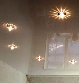 Натяжной потолок белый с розовым - модель 2