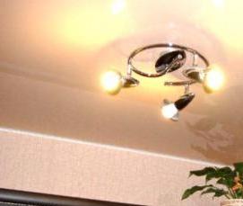 Натяжной потолок бежево белый - тип 2