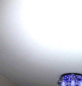 Натяжные потолки алые - вариант 4