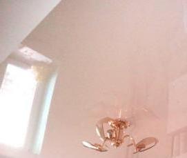 Натяжные потолки цветные глянцевые - модель 2