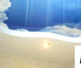 Натяжные потолки голубые с облаками - вариант 4