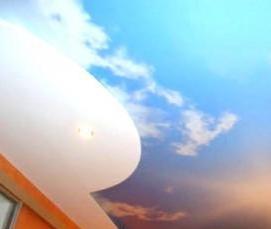 Натяжные потолки голубые с облаками - вариант 2