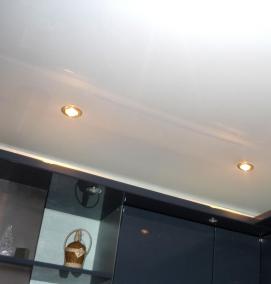 Натяжные потолки простые глянцевые - модель 4