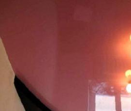 Нежно розовый натяжной потолок - тип 2