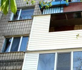 Отделка балкона сайдингом - модель 1