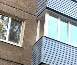 Отделка балкона сайдингом - модель 2