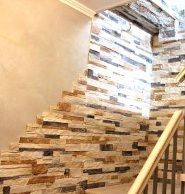 Отделка лестницы керамогранитом в доме - вариант 4