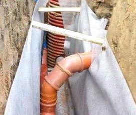 Прокладка канализационной трубы под землей - модель 1