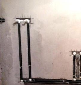 Прокладка труб отопления в стене - модель 1