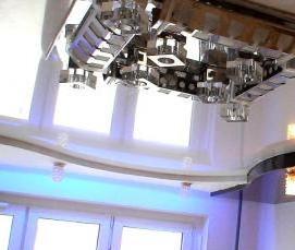 серебристый натяжной потолок - тип 3