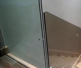 стеклянное ограждение лестницы в доме - модель 3