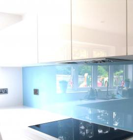 стеклянный фартук для кухни однотонный - модель 1
