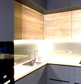 стеклянный фартук для кухни однотонный - модель 2